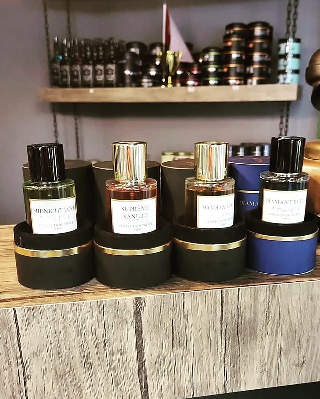 Parfums op de plank in de zaak